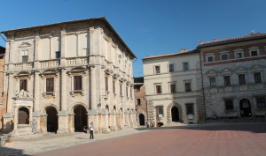 Contucci Palace - right side of piazza; Entrance to Il Consorzio del Vino Nobile di Montepulciano - left of well